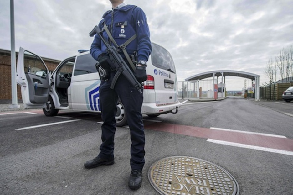 Un policía vigila uno de los accesos al aeropuerto de Bruselas. (Filip DE SMET/AFP) Un policía vigila uno de los accesos al aeropuerto de Bruselas. (Filip DE SMET/AFP)