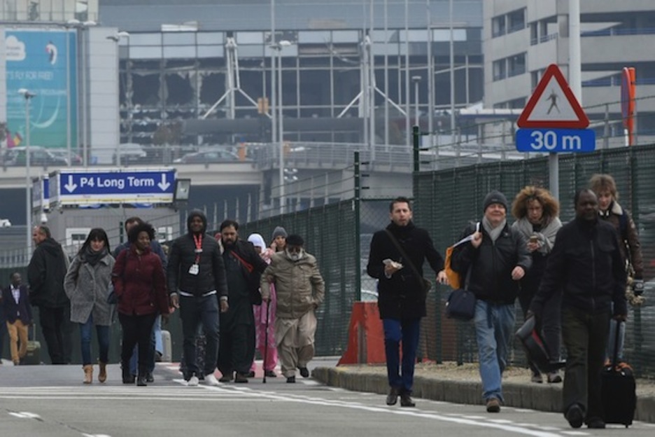Muchas personas han tenido que abandonar a pie el aeropuerto. (John THYS/AFP) Muchas personas han tenido que abandonar a pie el aeropuerto. (John THYS/AFP)
