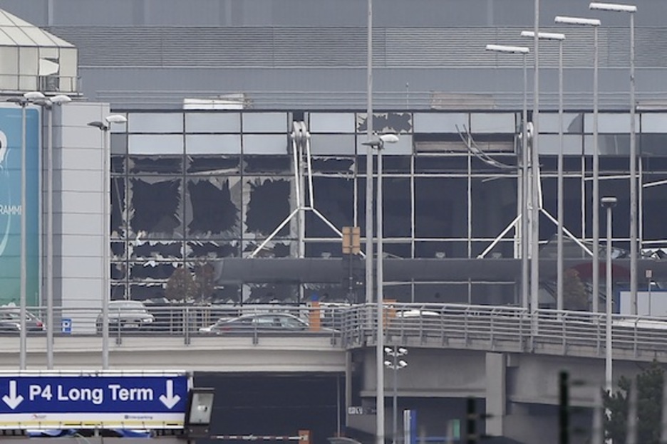 Los ventanales del aeropuerto de Zaventem, en Bruselas, tras el ataque. (John THYS/AFP) Los ventanales del aeropuerto de Zaventem, en Bruselas, tras el ataque. (John THYS/AFP)