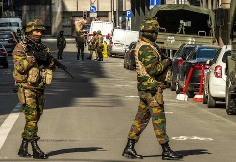 Soldados belgas, en las calles de Bruselas. (Philippe HUGUEN/AFP) Soldados belgas, en las calles de Bruselas. (Philippe HUGUEN/AFP)
