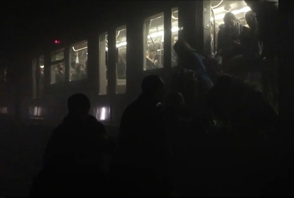 Una captura de vídeo muestra la evacuación del metro en la capital belga. (AFP) Una captura de vídeo muestra la evacuación del metro en la capital belga. (AFP)
