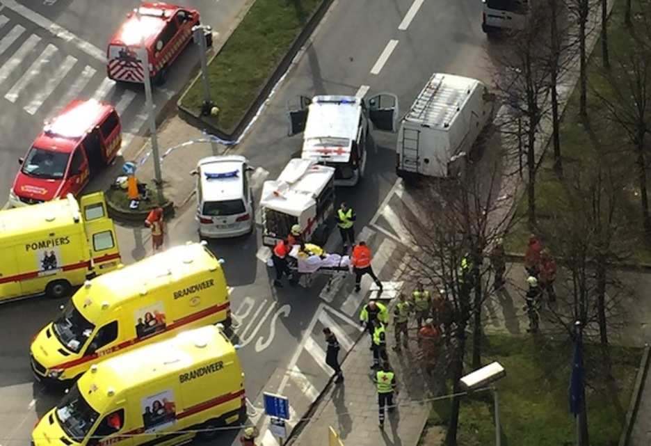 Los equipos de rescate atienden a las víctimas en Malbeek. (AFP) Los equipos de rescate atienden a las víctimas en Malbeek. (AFP)