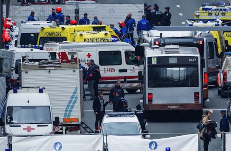 Servicios de emergencia, en el centro de Bruselas. (Laurie DIEFFEMBACQ/AFP)