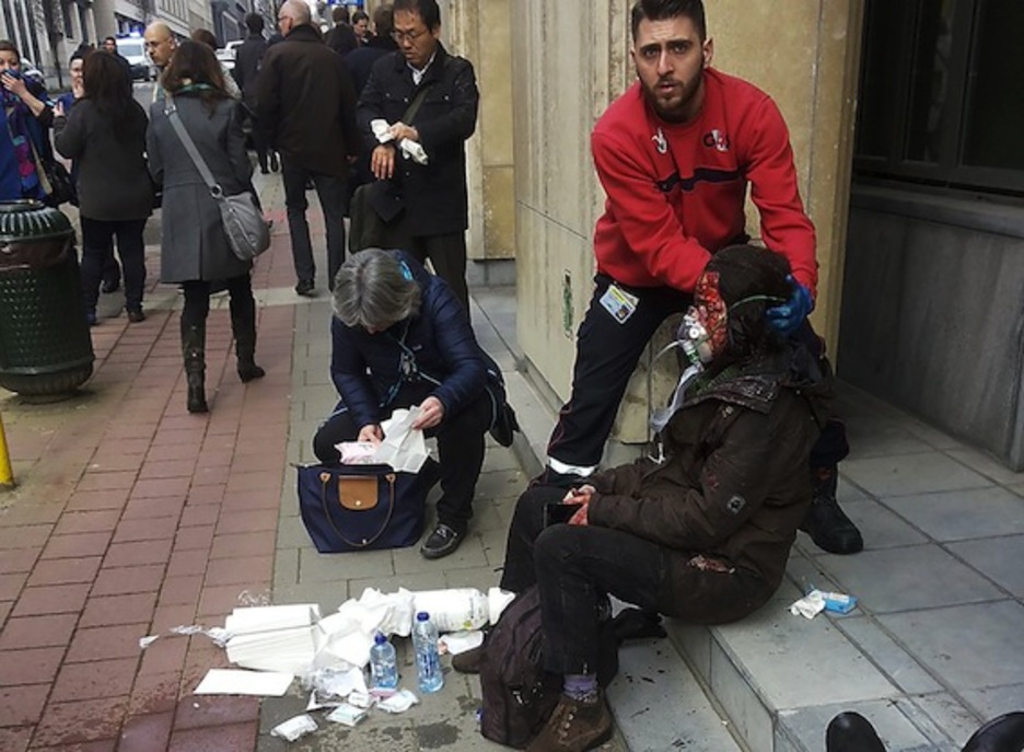 Personal de seguridad atiende a una mujer herida en el ataque al metro. (Michael VILA/AFP) Personal de seguridad atiende a una mujer herida en el ataque al metro. (Michael VILA/AFP)