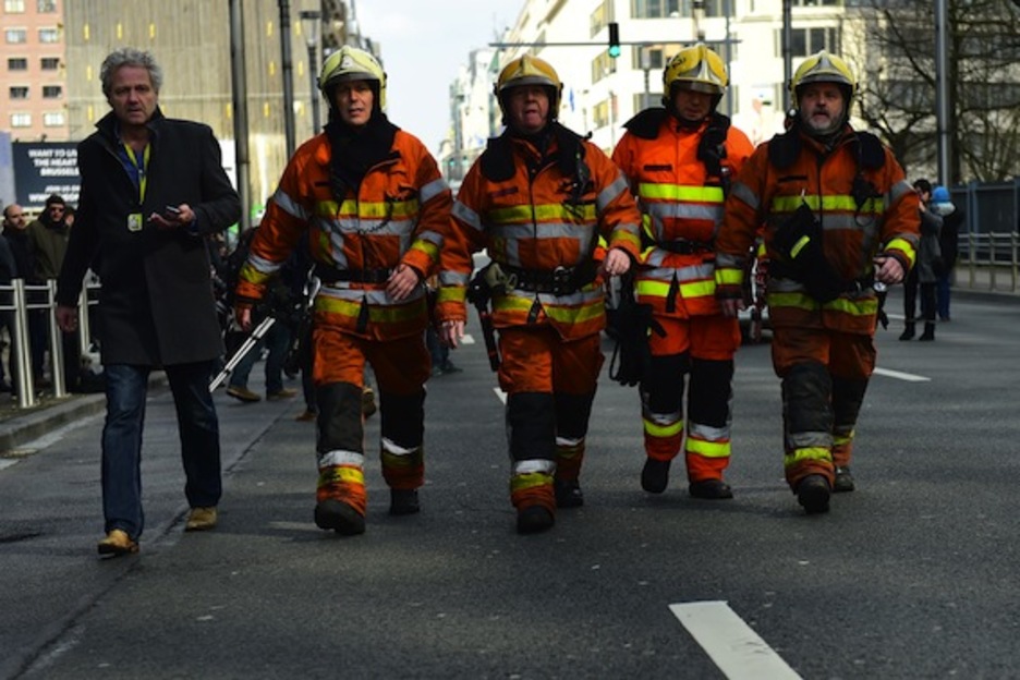 Bomberos, en la zona de la estación de metro atacada. (Emmanuel DUNAND/AFP) Bomberos, en la zona de la estación de metro atacada. (Emmanuel DUNAND/AFP)