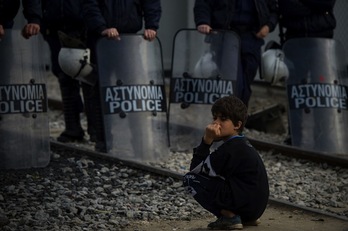 Muchos de los refugiados bloqueados en Grecia son menores de edad. (ANDREJ ISAKOVIC / AFP)
