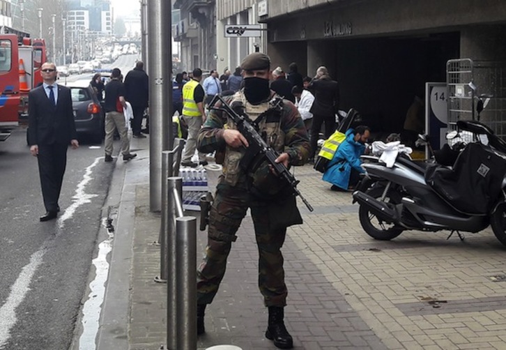 Un soldado belga, en las inmediaciones de la estación de metro de Malbeek. (Cédric SIMON/AFP)
