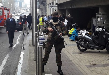 Un soldado belga, en las inmediaciones de la estación de metro de Malbeek. (Cédric SIMON/AFP) 