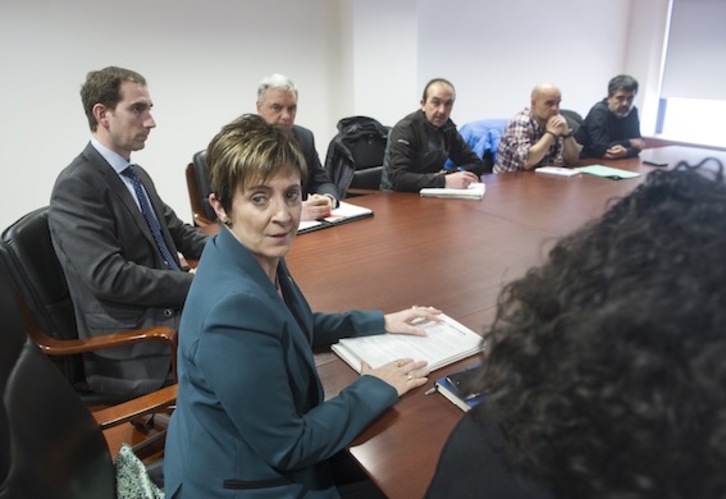 La consejera Tapia, con los trabajadores de Arcelor Zumarraga. (Jon URBE/ARGAZKI PRESS)