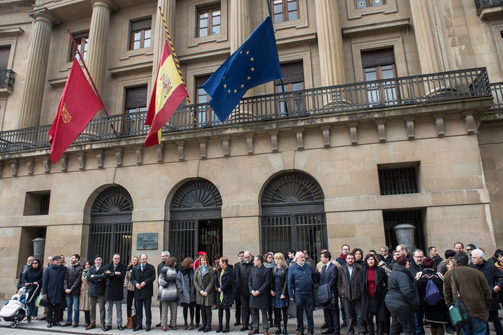 Nafar Parlamentuaren aurrean elkarretaratzea egin dute. (Jagoba MANTEROLA / ARGAZKI PRESS)
