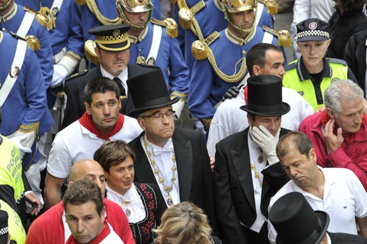 Enrique Maya, con el traje de gala, durante un desfile en la procesión de San Fermín. (Idoia ZABALETA / ARGAZKI PRESS)