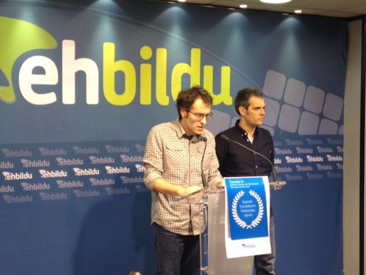 Julen Arzuaga eta Eneko Etxeberriaren agerraldia, Donostian. (@ehbildu_legebil)