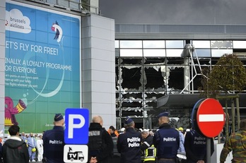 Policías custodian el exterior del aeropuerto de Bruselas. (Yorick JANSENS/AFP)