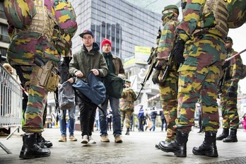 Soldados belgan controlan el acceso a una estación de metro. (Hatim KAGHAT/AFP)