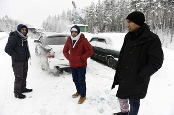 Tres demandantes de asilo, en la zona fronteriza entre Rusia y Finlandia. (Jussi NUKARI/AFP)