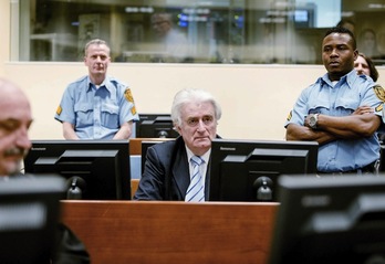 Radovan Karadzic, durante la lectura de la sentencia. (ROBIN VAN LONKHUIJSEN / AFP)