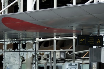Ventanales rotos en el aeropuerto de Bruselas. (Andrew HARNIK/AFP)