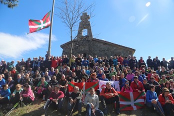 Ortuzar y afiliados del PNV han subido al monte Bizkargi. (PNV)