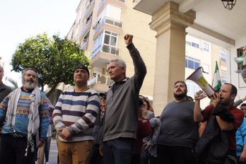 Bódalo arropado, entre otros, por los miembros del SAT Diego Cañamero y Juan Manuel Sánchez Gordillo.