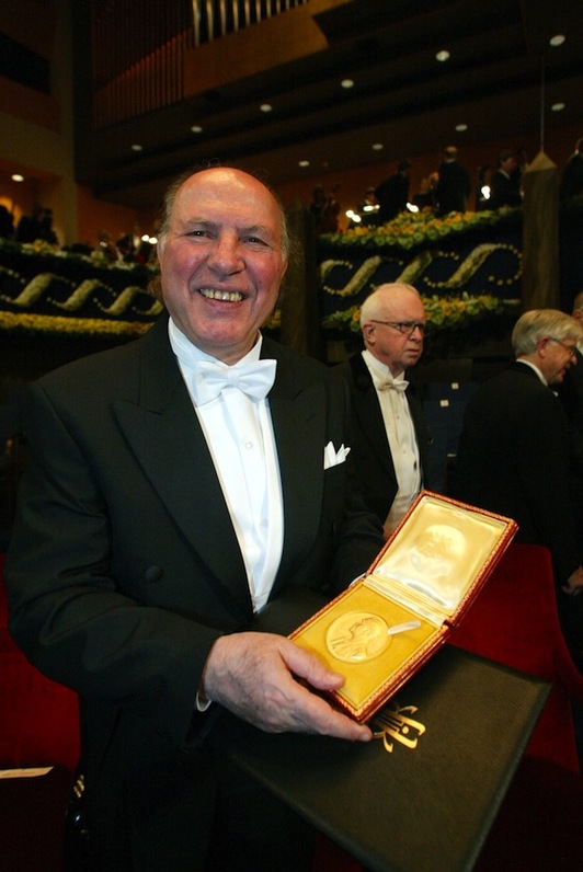 Imre Kertesz, cuando recibió el Nobel de Literatura en 2002. (AFP)