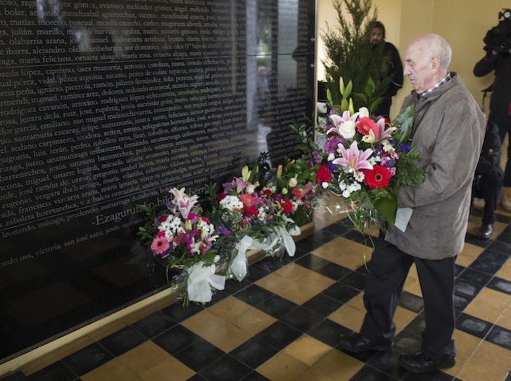 Ofrenda floral ante el monolito dedicado a las víctimas del bombardeo de Durango. (Monika DEL VALLE/ARGAZKI PRESS)