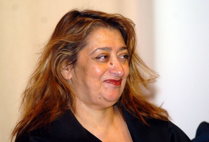 Zaha Hadid, en 2004, durante la presentación en Bilbo del Master Plan de Zorrotzaurre. (Jon HERNAEZ/ARGAZKI PRESS)