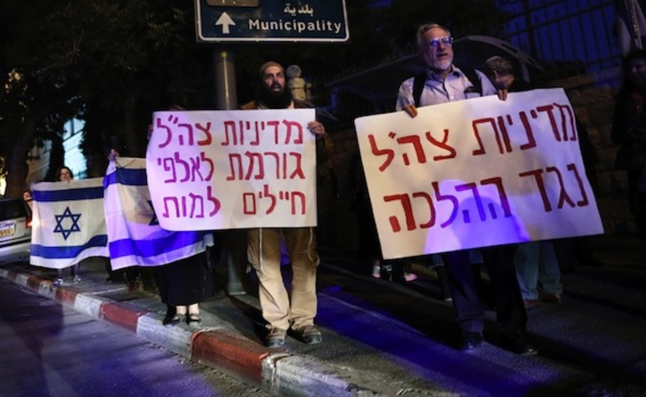 Un grupo de israelíes se ha congregado frente a la residencia del primer ministro, Benjamin Netanyahu, para mostrar su apoyo al soldado acusado. (Jack GUEZ/AFP) 