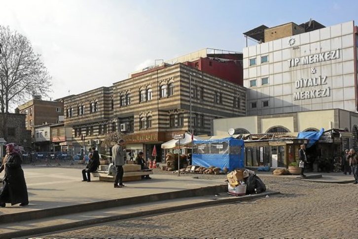 Amed hiriko Sur auzora sartzeko Poliziak ipinitako kontroletatik pasa beharra dago.