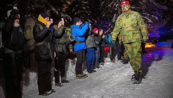 Errefuxiatuek egunero bizi behar izaten dituzten egoerak hurbiltzea da ekimenaren helburua. (Fredik VARFJELL | AFP)