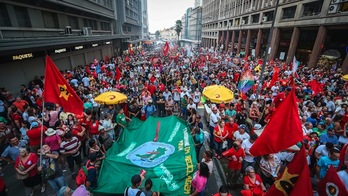 Miles de personas han salido a la calle para expresar su apoyo a Dilma Rousseff. En la imagen, la marcha de Porto Alegre. (Jefferson BERNARDES/AFP) 