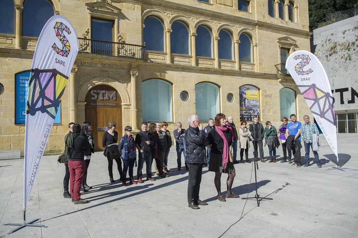Sarekideen aurkezpena Donostiako Zuloaga plazan. Mikrofonoan, Idoia Ibero eta Joseba Azkarraga. [Juan Carlos RUIZ / ARGAZKI PRESS]