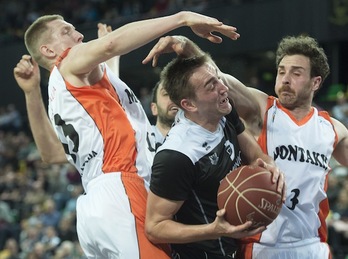 Dura defensa fuenlabreña sobre el ataque bilbaino. (Monika DEL VALLE / ARGAZKI PRESS)