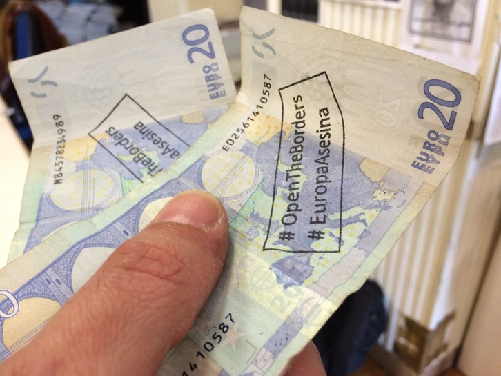 Dos de los billetes solidarios con los refugiados que circulan por Iruñea. (NAIZ)