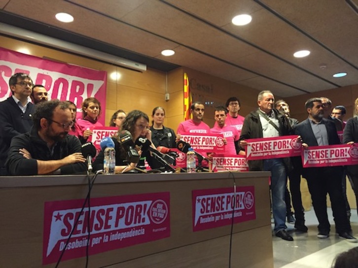 La alcaldesa de Berga, Montse Venturós, esta mañana junto a diputados de la CUP y representantes de las entidades soberanistas. (ÒMNIUM)