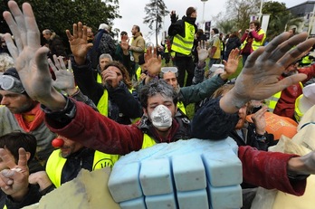 Protesta ecologista al comienzo de la cumbre. (Gaizka IROZ / AFP)