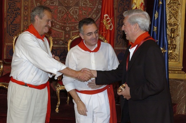 Miguel Sanz entrega a Vargas Llosa el catavinos de oro. (Gobierno de Nafarroa)