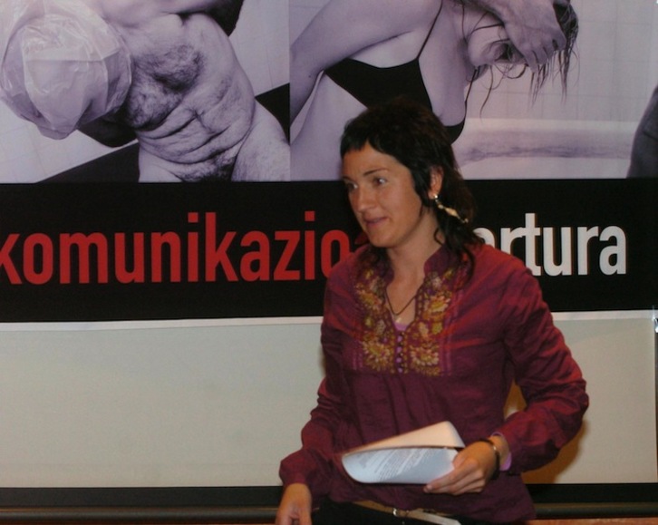 Nekane Txapartegi en 2007, en una comparecencia junto a personas torturadas por los diferentes cuerpos policiales. (Luis JAUREGIALTZO/ARGAZKI PRESS)