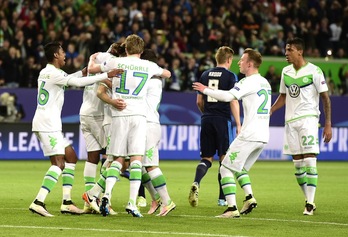 Los jugadores del Wolfsburgo celebran uno de los goles. (John MACDOUGALL / AFP)