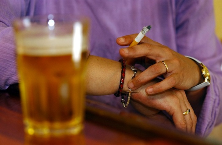 La nueva norma restringe aún más el consumo de tabaco y alcohol. (Jon HERNÁEZ / ARGAZKI PRESS)