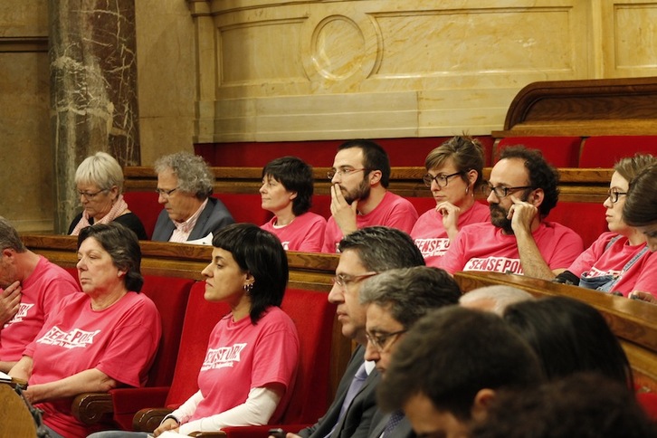 Los diputados de la CUP, durante el pleno. (PARLAMENT)