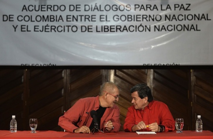Antonio García y Pablo Beltrán, miembros de la delegación del ELN. (Federico PARRA/AFP)