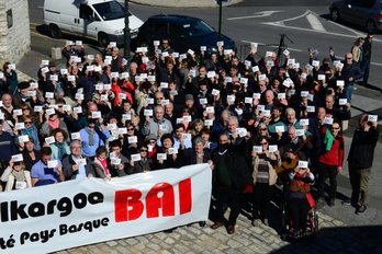Baterak lau elkarretaratze antolatu zituen apirilaren 2an hiri elkargo bakarraren alde. ©Batera