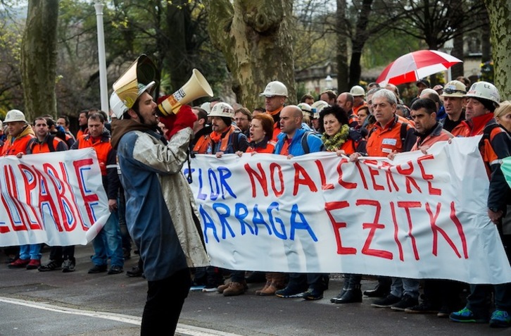 Los trabajadores de Arcelor Sestao y Zumarraga se han concentrado ante el Palacio Euskalduna. (Luis JAUREGIALTZO/ARGAZKI PRESS)