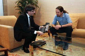 Puigdemont e Iglesias, al comienzo de su encuentro. (Pau BARRENA / AFP)