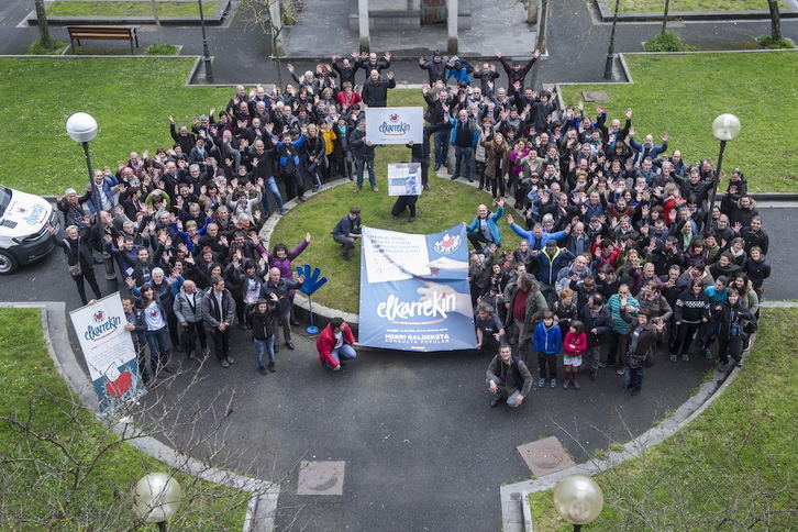 Legazpiko aurkezpenaren osteko familia argazkia. (Jon URBE / ARGAZKI PRESS)
