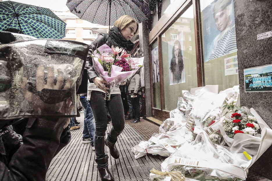 Lore eskaintza Cabacas hil zuten lekuan. Lore eskaintza Cabacas hil zuten lekuan.