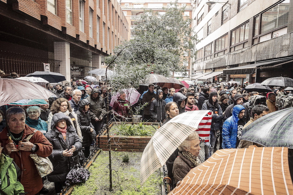 Lepo bete da zorigaiztoko kale ertzea. Lepo bete da zorigaiztoko kale ertzea.