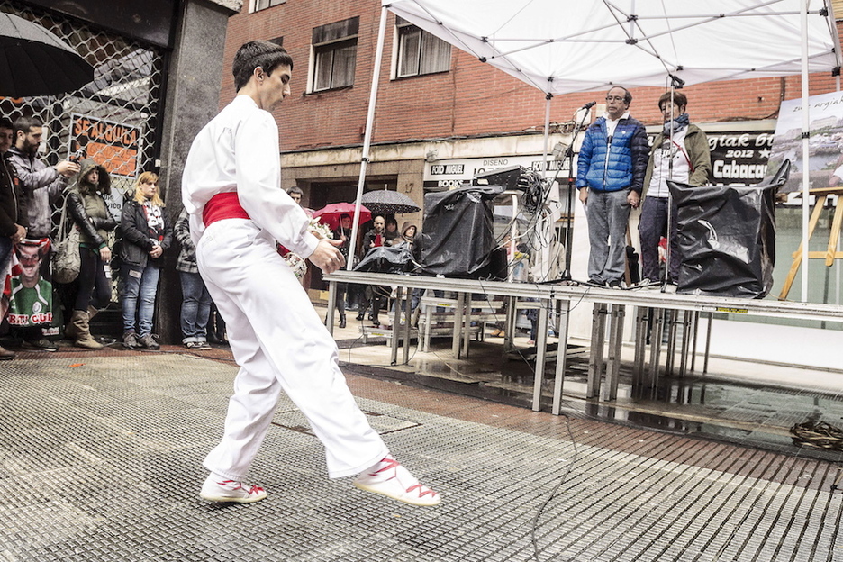 Ohorezko aurreskua Iñigo Cabacasen gurasoei. Ohorezko aurreskua Iñigo Cabacasen gurasoei.