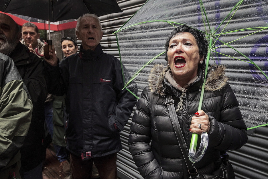 Justizia eske emakume bat, Arnaldo Otegi Jone Goirizelaia abokatuarekin, atzean. Justizia eske emakume bat, Arnaldo Otegi Jone Goirizelaia abokatuarekin, atzean.