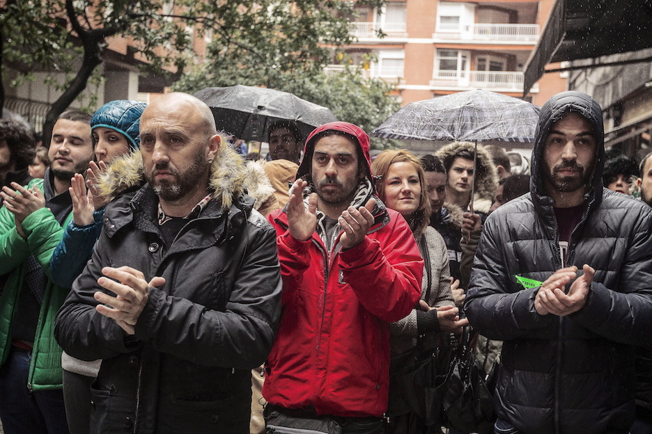 Orain lau urte Iñigo Cabacas hil zuten txokora itzuli dira lagun eta senideak. Orain lau urte Iñigo Cabacas hil zuten txokora itzuli dira lagun eta senideak.